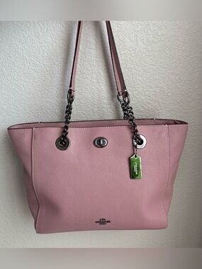 Coach Turnlock Chain Tote 27 Pink
Pebbled Leather w/ Hangtag
Style 57107